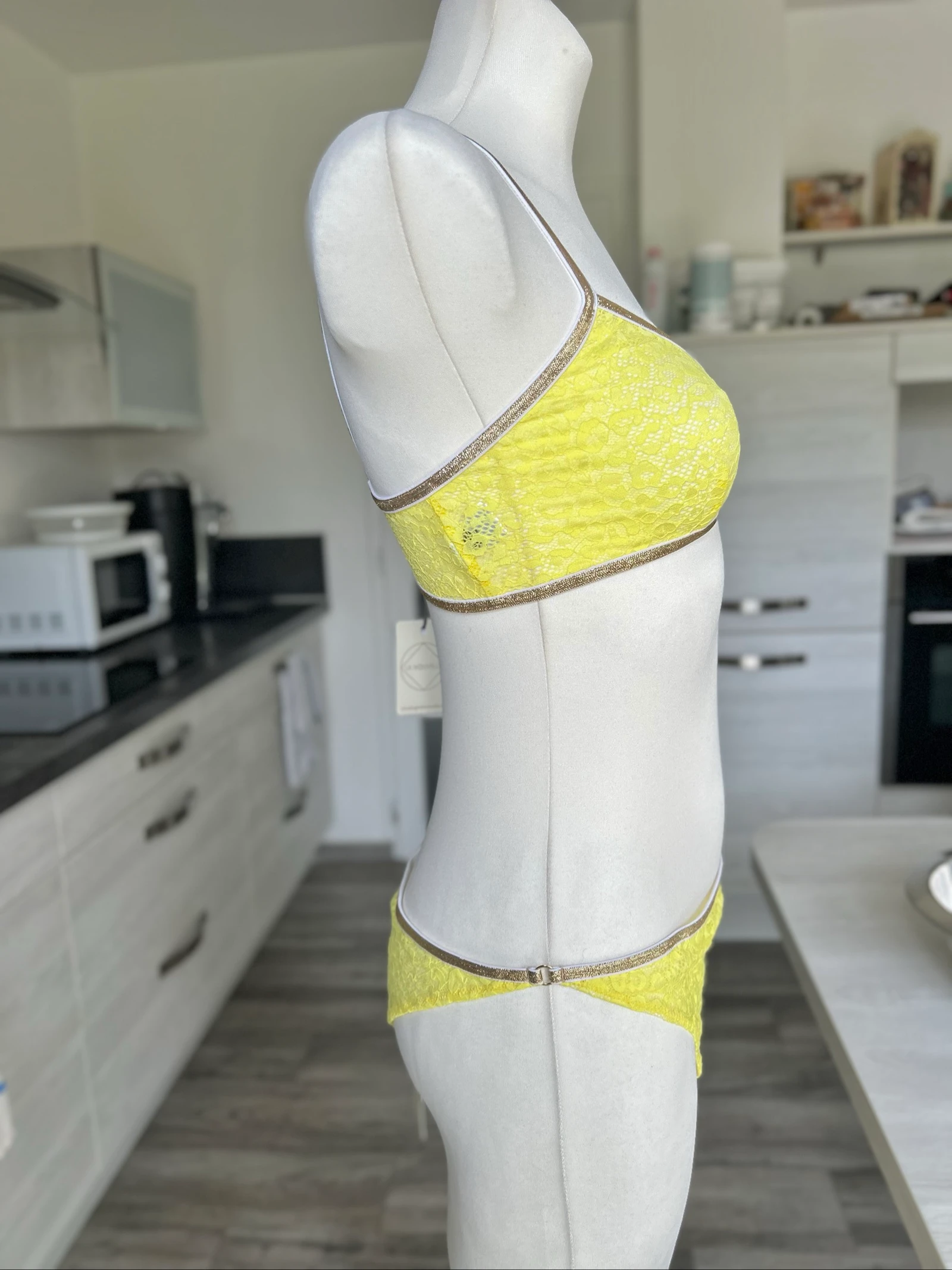 Conjunto de lingerie sutiã e tanga amarelo e dourado em poliamida La Nouvelle – photo 3
